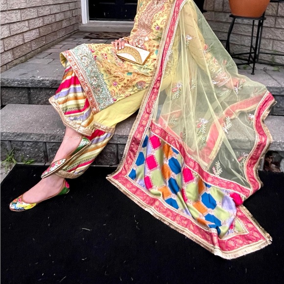 Colorful Embroidered Traditional Outfit - Picture 3 of 7